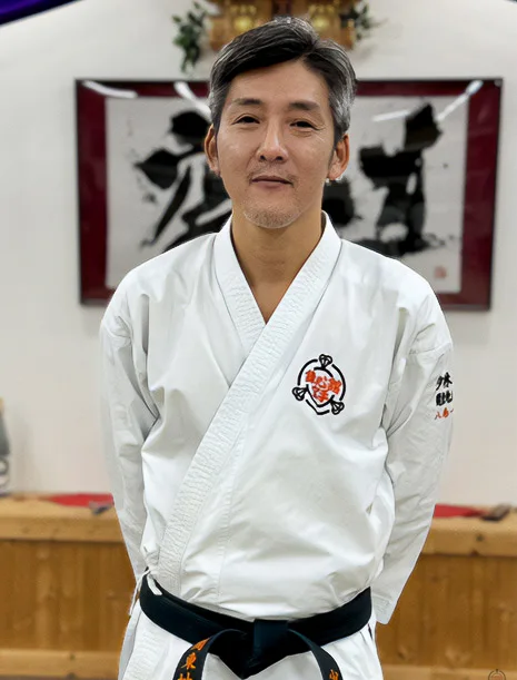 道場で道着姿の代表 八島一実